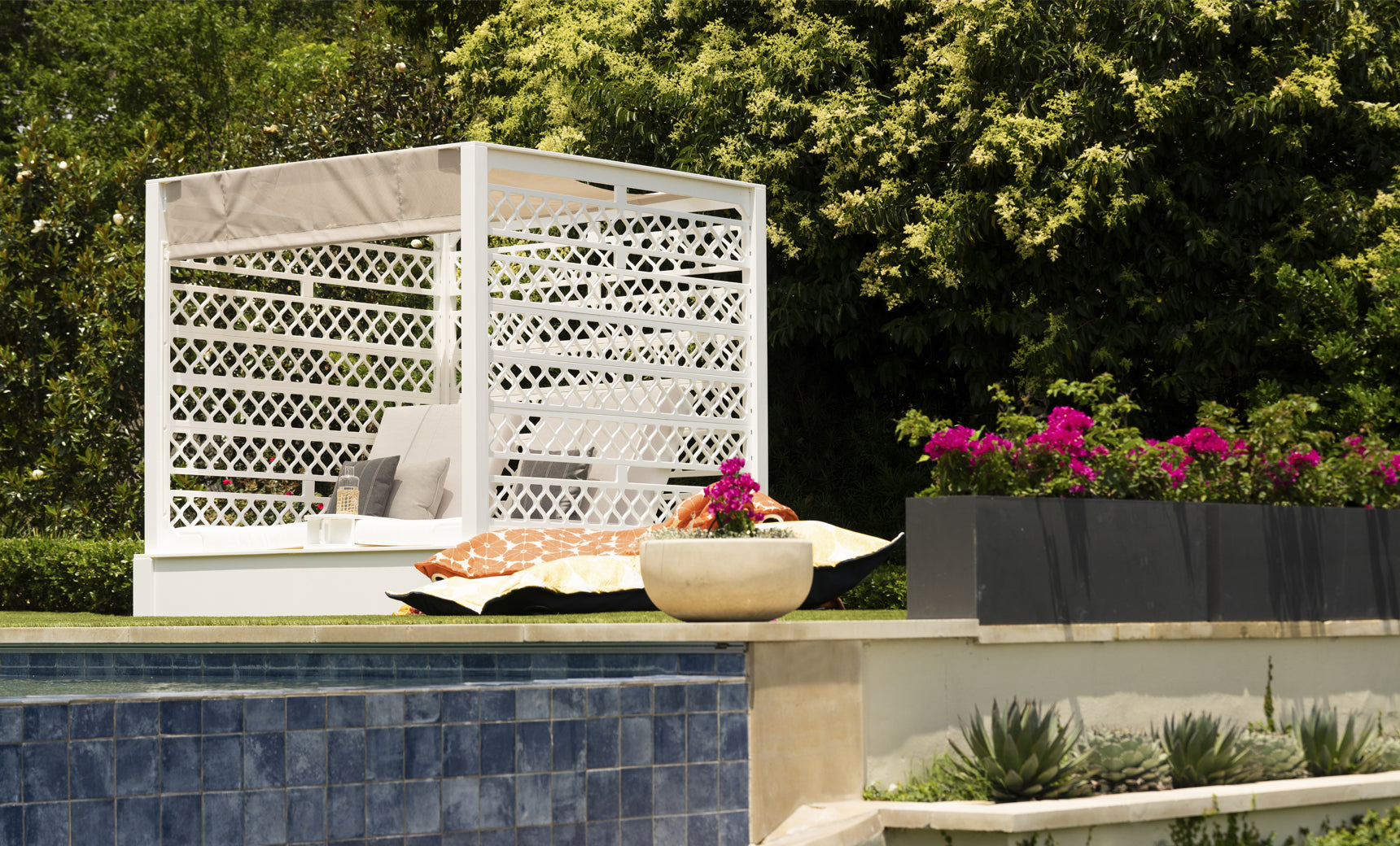 Ledge Lounger Shift Daybed