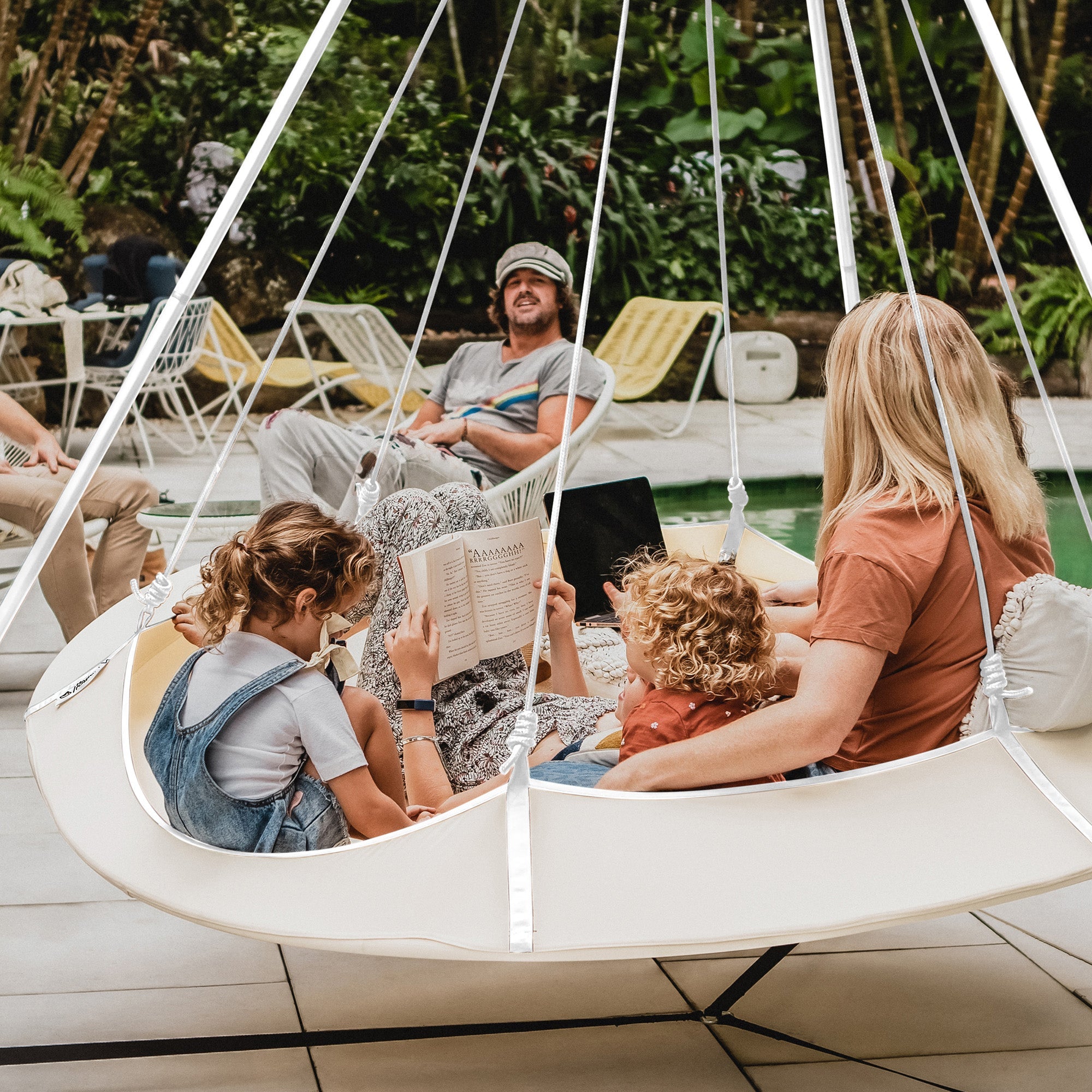 Hangout Pod Set Cream & White